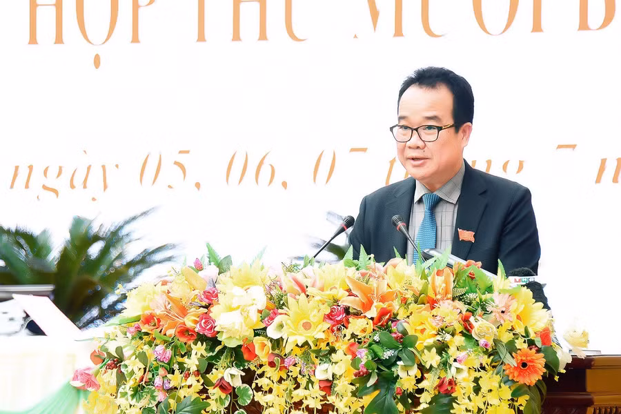 Giám đốc sở Nông nghiệp-PTNT Lưu Trung Nghĩa báo cáo tại kỳ họp. Ảnh: Đức Thụy