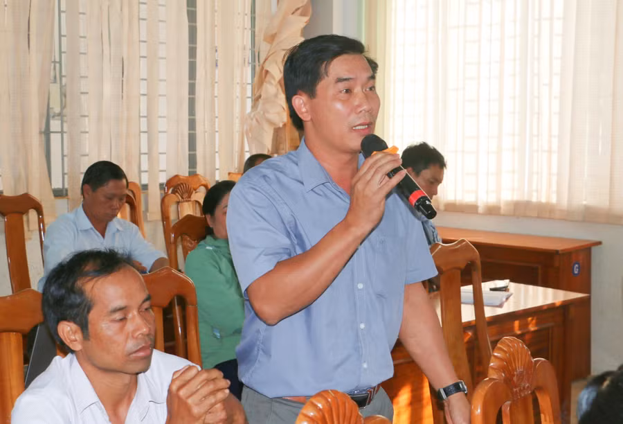 Cử tri Mai Văn Thắng (thôn An Hòa, xã Ia Drăng, huyện Chư Prông) nêu kiến nghị về giá điện tiêu dùng hiện nay khá cao, ảnh hưởng không nhỏ đến đời sống người dân. Ảnh: Quang Tấn