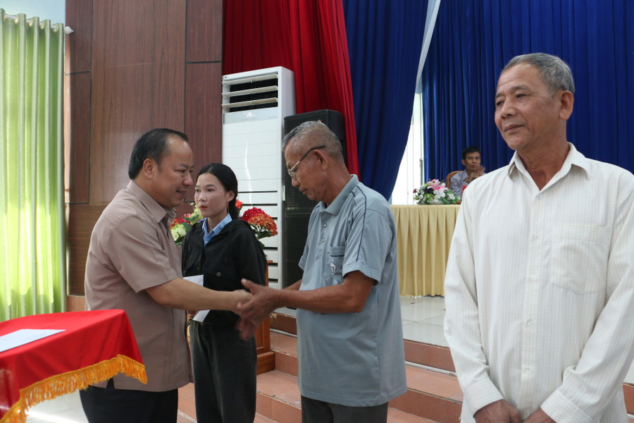 Trưởng đoàn đại biểu Quốc hội tỉnh Châu Ngọc Tuấn tặng quà cho các gia đình chính sách, người có công trên địa bàn huyện. Ảnh: Quang Tấn