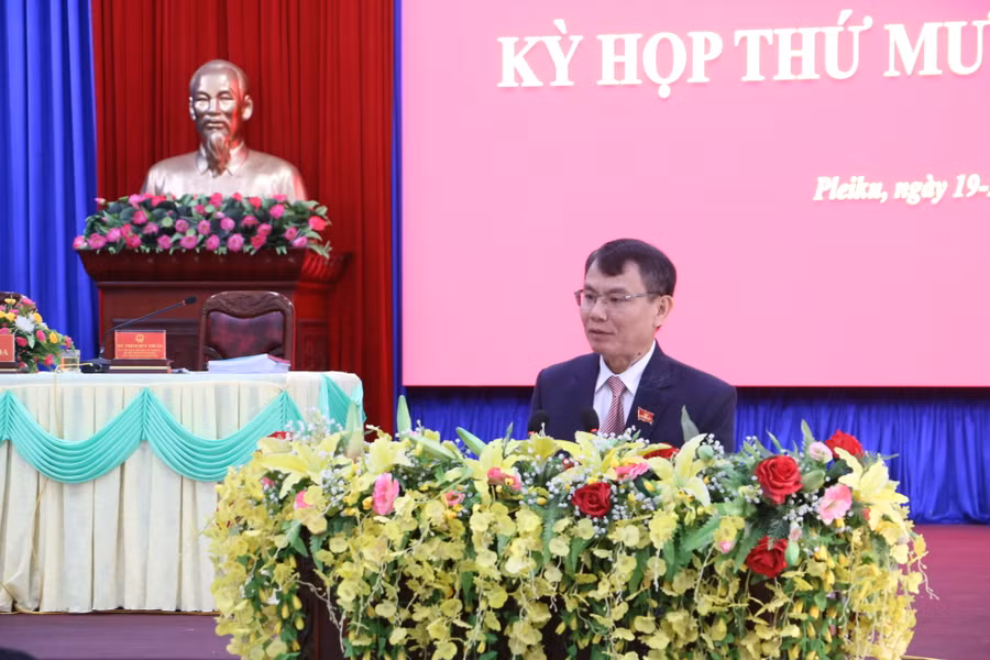 Ủy viên Ban Thường vụ Tỉnh ủy, Bí thư Thành ủy, Chủ tịch HĐND TP. Pleiku Trịnh Duy Thuân phát biểu tại buổi lấy phiếu tín nhiệm. Ảnh: Quang Tấn