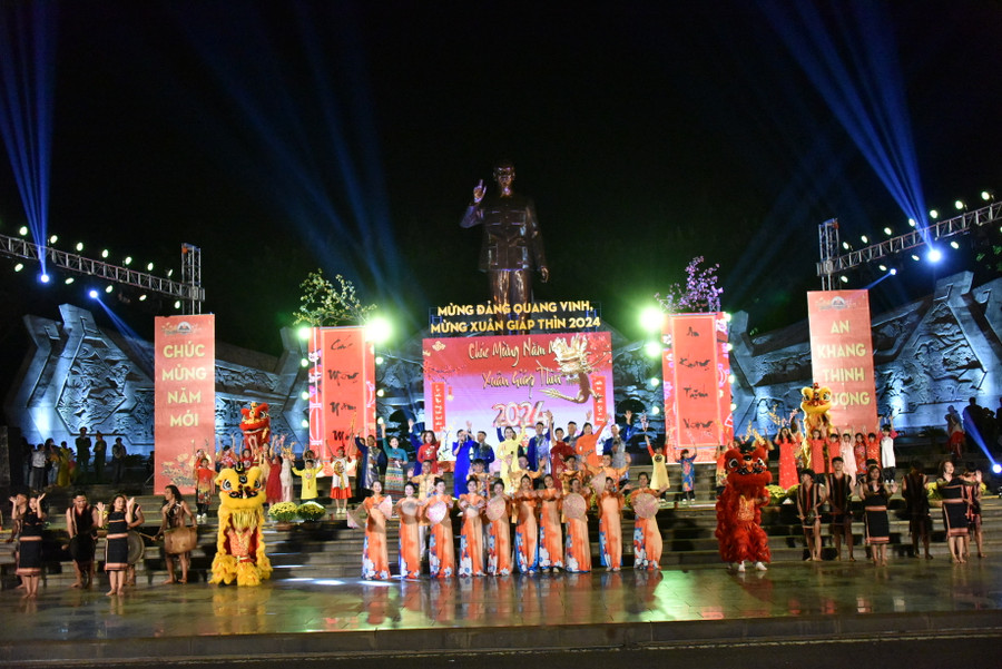 Kết thúc chương trình nghệ thuật phần 1. Ảnh: Đức Thụy