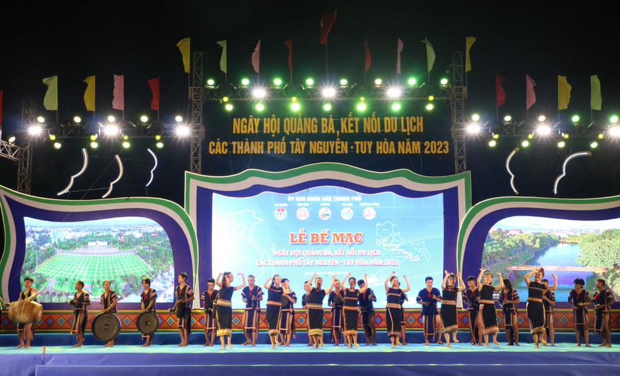 Ngày hội khép lại với nhịp chiêng giã bạn do các nghệ nhân đến từ TP. Kon Tum biểu diễn. Ảnh: Quang Tấn Ngày hội khép lại với nhịp chiêng giã bạn do các nghệ nhân đến từ TP. Kon Tum biểu diễn. Ảnh: Quang Tấn