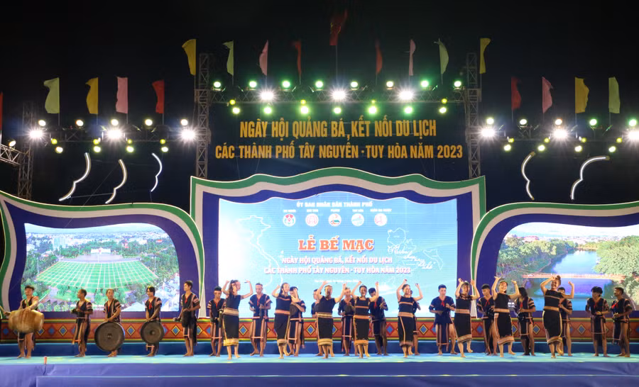 Ngày hội khép lại với nhịp chiêng giã bạn do các nghệ nhân đến từ TP. Kon Tum biểu diễn. Ảnh: Quang Tấn