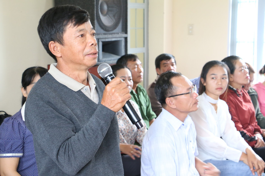 Cử tri Trần Văn Hiệp (thôn 1, xã Diên Phú) bức xúc trước tình trạng đường Trần Nhật Duật, Trần Can bị xuống cấp, hư hỏng từ lâu những chưa được quan tâm đầu tư nâng cấp. Ảnh: Quang Tấn Cử tri Trần Văn Hiệp (thôn 1, xã Diên Phú) bức xúc trước tình trạng đường Trần Nhật Duật, Trần Can bị xuống cấp, hư hỏng từ lâu những chưa được quan tâm đầu tư nâng cấp. Ảnh: Quang Tấn