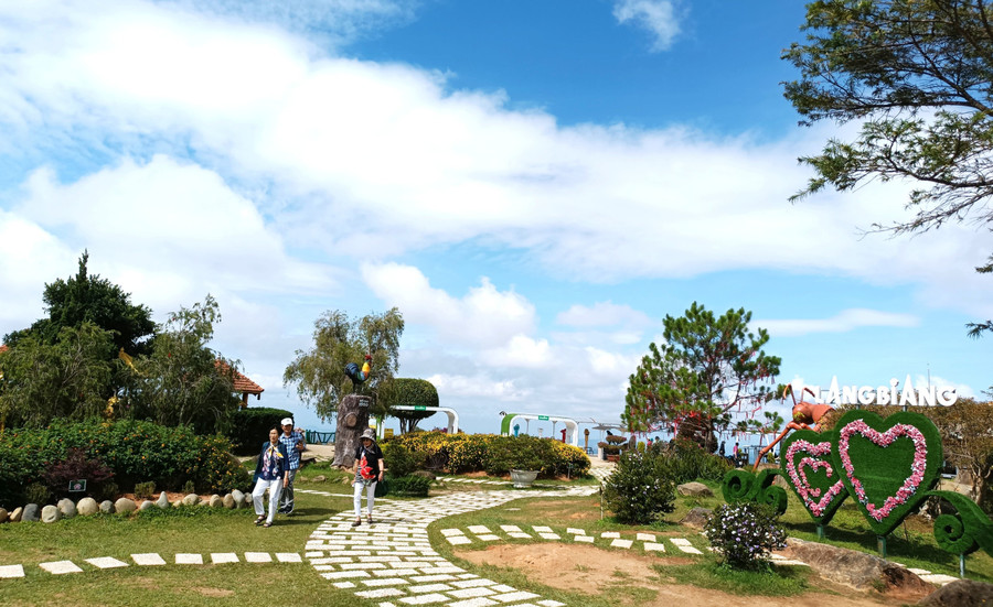 Du khách thoải mái check-in, đi dạo ngắm cảnh. Ảnh: Quang Tấn