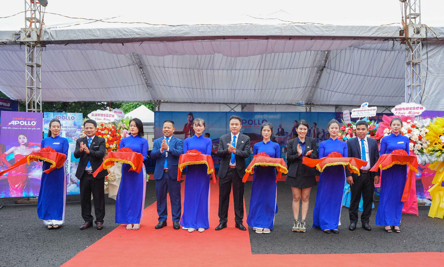 Ban tổ chức cắt băng khai mạc triển lãm ngành Cửa tỉnh Gia Lai. Ảnh: Q.T