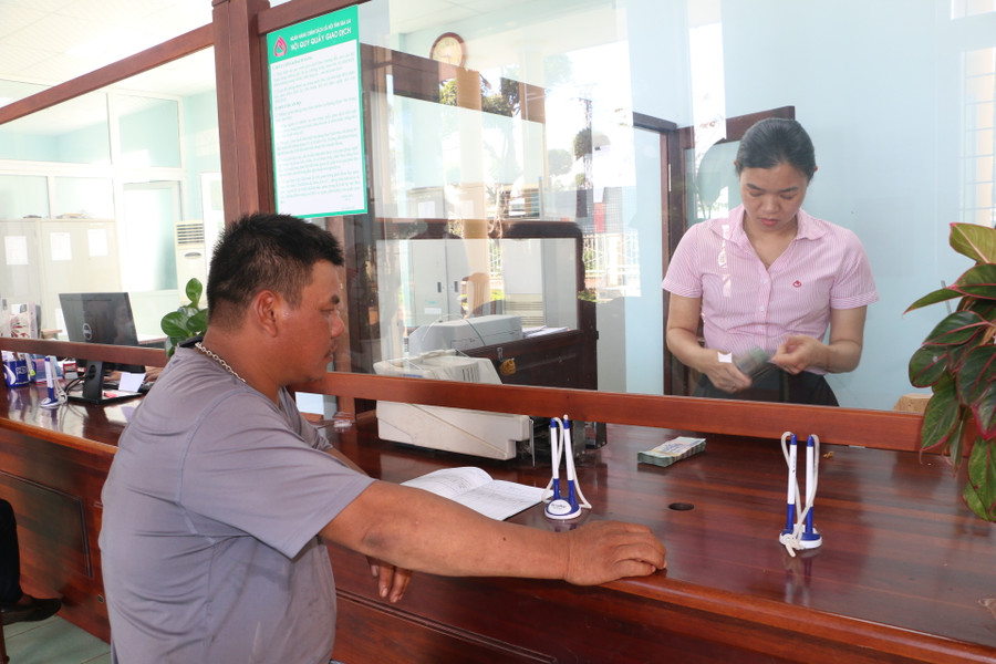 Anh Ngô Văn Nghĩa phấn khởi khi được tạo điều kiện vay vốn phát triển kinh tế. Ảnh: Quang Tấn Anh Ngô Văn Nghĩa phấn khởi khi được tạo điều kiện vay vốn phát triển kinh tế. Ảnh: Quang Tấn