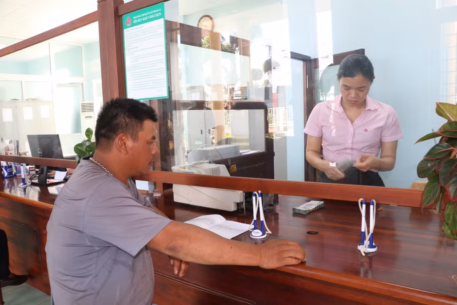 Anh Ngô Văn Nghĩa phấn khởi khi được tạo điều kiện vay vốn phát triển kinh tế. Ảnh: Quang Tấn