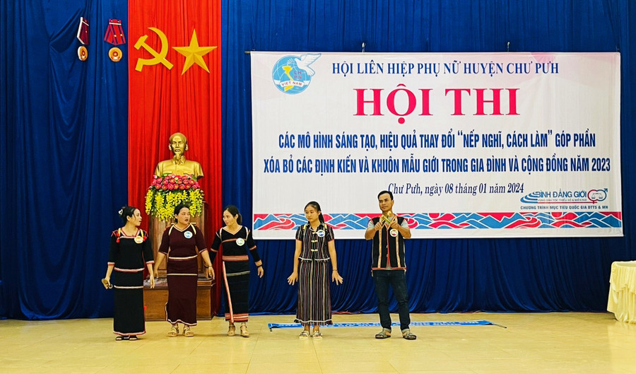 Phần thi tiểu phẩm của đội thi xã Chư Don. Ảnh: Hà Chi Phần thi tiểu phẩm của đội thi xã Chư Don. Ảnh: Hà Chi