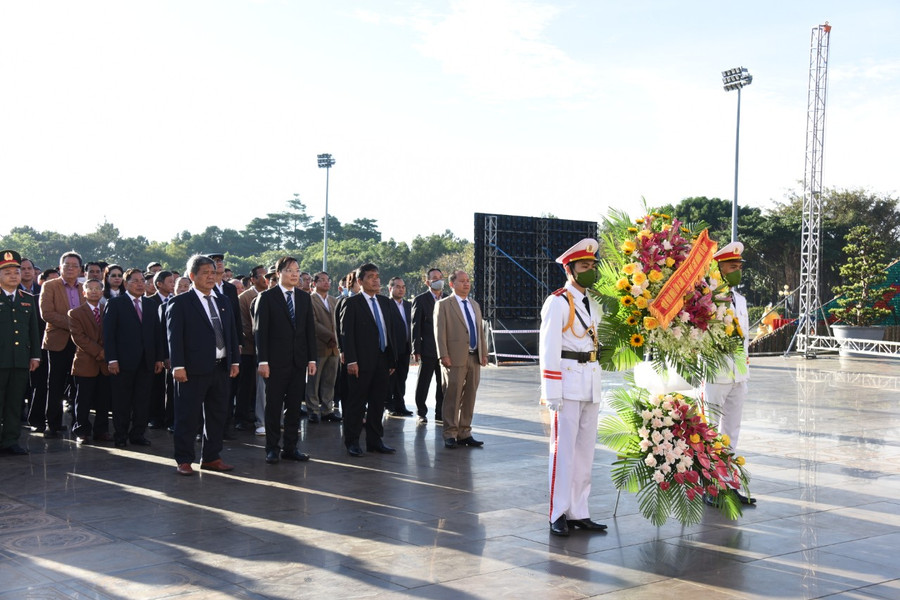 Các đồng chí lãnh đạo tỉnh dâng hoa, dâng hương trước Tượng đài Bác Hồ với các dân tộc Tây Nguyên. Ảnh: Đức Thụy