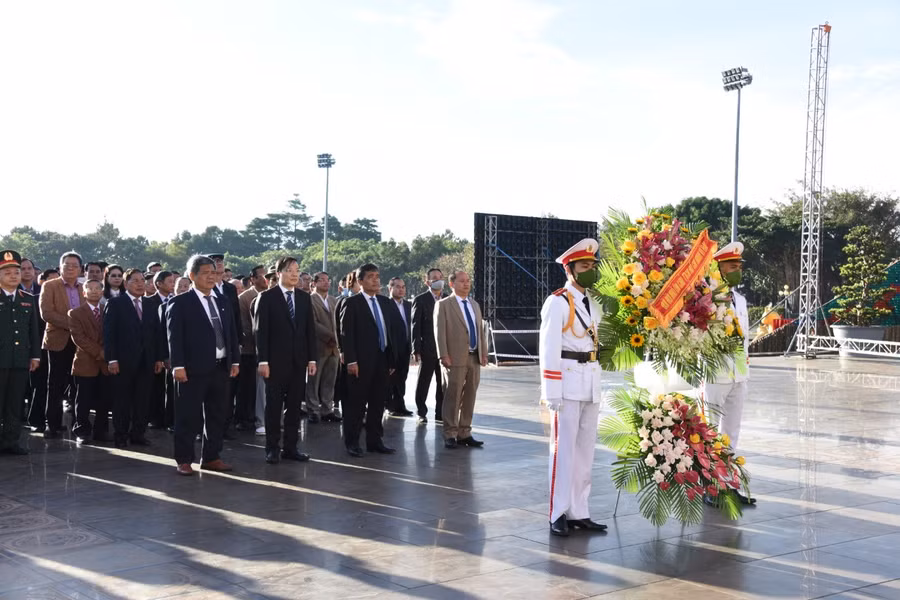 Các đồng chí lãnh đạo tỉnh dâng hoa, dâng hương trước Tượng đài Bác Hồ với các dân tộc Tây Nguyên. Ảnh: Đức Thụy