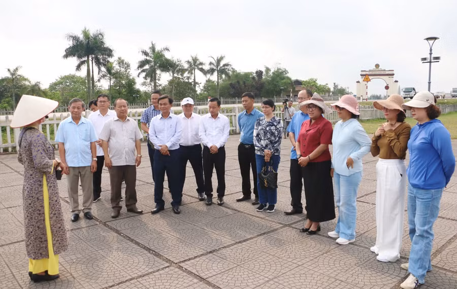 Các đại biểu cùng ôn lại ký ức hào hùng và bi tráng trong cuộc kháng chiến chống Mỹ cứu nước dưới chân Cột cờ giới tuyến.