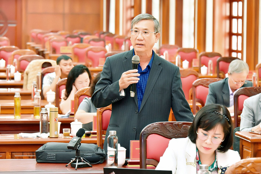 Đại biểu Phan Văn Trung-Bí thư Huyện ủy, Chủ tịch HĐND huyện Kông Chro nêu ý kiến. Ảnh: Đức Thụy