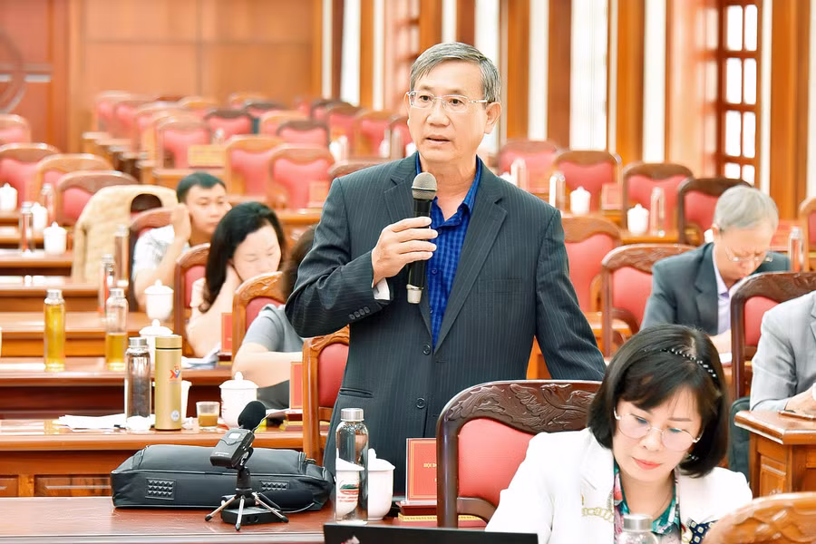 Đại biểu Phan Văn Trung-Bí thư Huyện ủy, Chủ tịch HĐND huyện Kông Chro nêu ý kiến. Ảnh: Đức Thụy