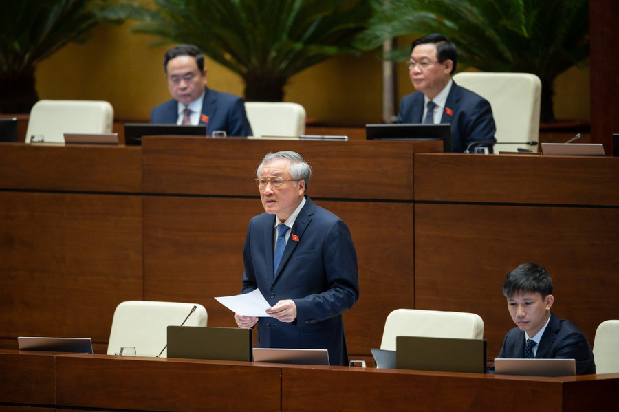 Chánh án Tòa án Nhân dân tối cao Nguyễn Hòa Bình trả lời chất vấn. Ảnh: Quốc hội Chánh án Tòa án Nhân dân tối cao Nguyễn Hòa Bình trả lời chất vấn. Ảnh: Quốc hội