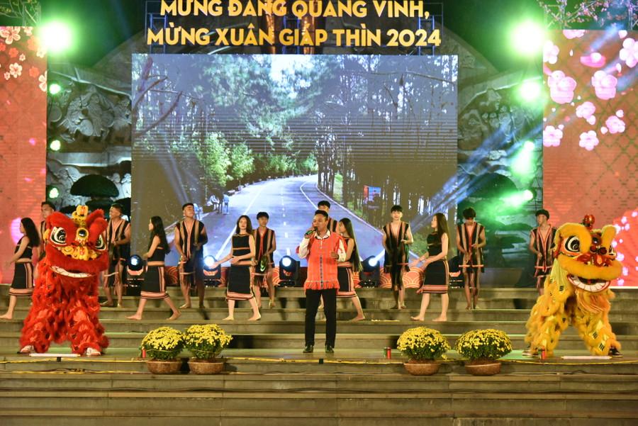 Sôi động các tiệc mục ca nhạc do nghệ sĩ của Trung tâm Văn hóa-Thể thao và Thông tin TP. Pleiku thực hiện. Ảnh: Đức Thụy