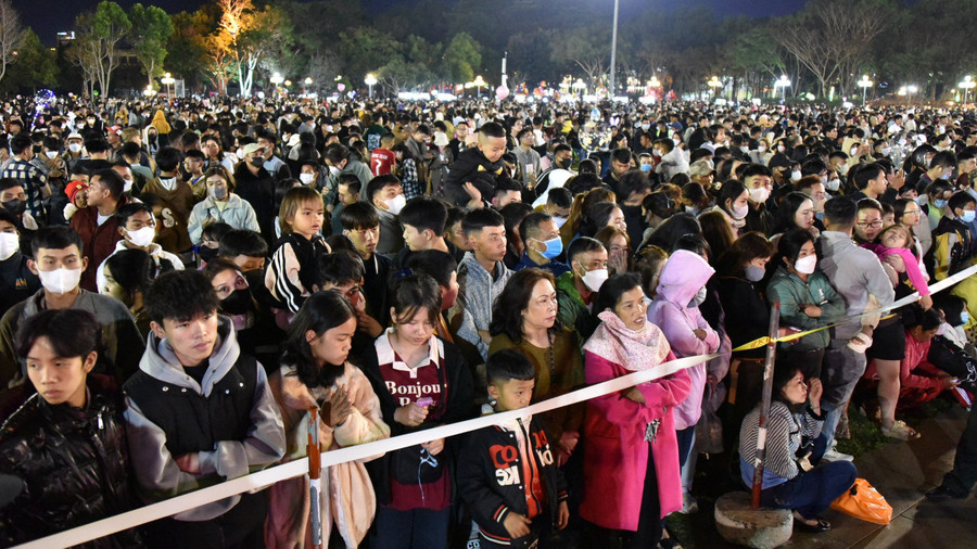 Tất cả đã sẵn sàng chào đón Chương trình nghệ thuật đặc sắc và màn bắn pháo hoa chào năm mới. Ảnh: Đức Thụy