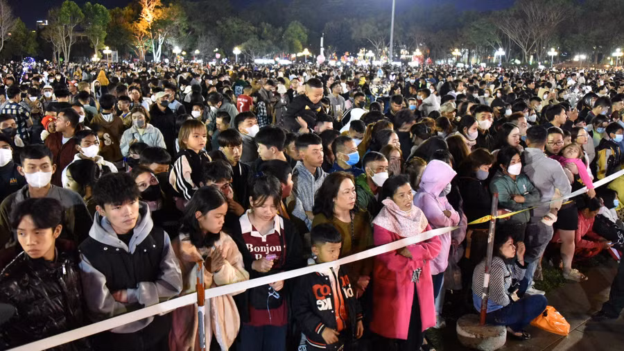 Tất cả đã sẵn sàng chào đón Chương trình nghệ thuật đặc sắc và màn bắn pháo hoa chào năm mới. Ảnh: Đức Thụy