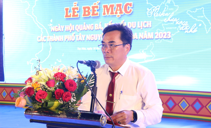 Phó Chủ tịch UBND TP. Pleiku Nguyễn Hữu Sung phát biểu bế mạc ngày hội. Ảnh: Quang Tấn Phó Chủ tịch UBND TP. Pleiku Nguyễn Hữu Sung phát biểu bế mạc ngày hội. Ảnh: Quang Tấn