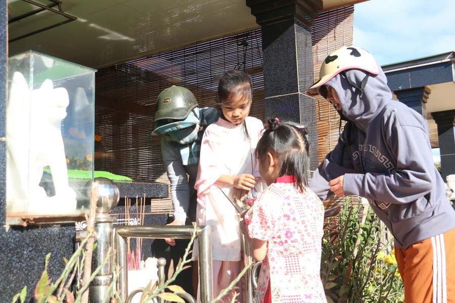 Tảo mộ, viếng tổ tiên, ông bà cũng để giáo dục con cháu không được quên nguồn cội. Ảnh: Quang Tấn