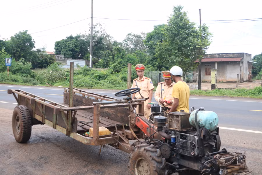 Hầu hết người điều khiển xe công nông không có giấy phép lái xe hạng A4; phương tiện không có miếng dán phản quang hoặc mất tác dụng... Ảnh: Quang Tấn