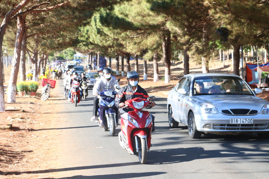 Dòng người đổ về Nghĩa trang TP. Pleiku (xã Trà Đa) sáng mùng 1 Tết khá đông. Ảnh: Quang Tấn