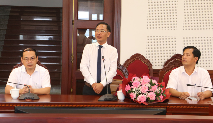 Tân Phó Chánh Văn phòng UBND tỉnh Trần Đình Triết phát biểu cảm ơn tại buổi lễ. Ảnh: Quang Tấn