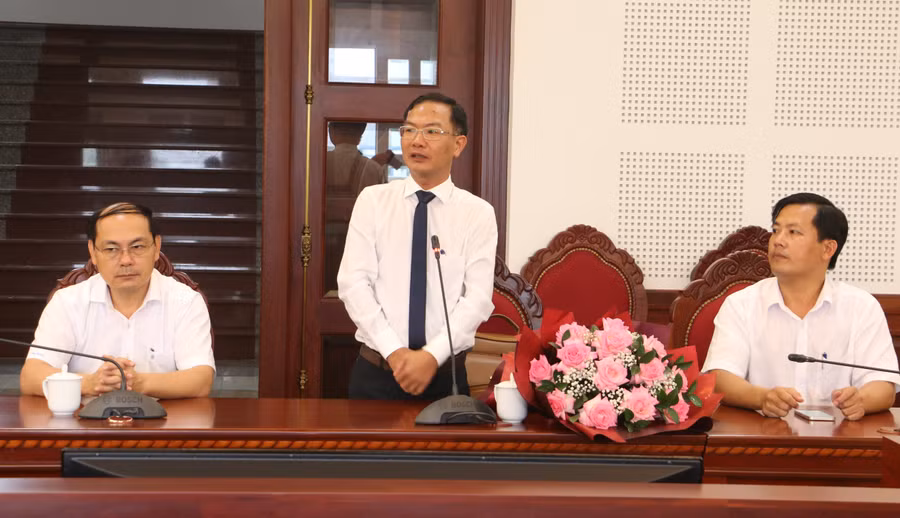 Tân Phó Chánh Văn phòng UBND tỉnh Trần Đình Triết phát biểu cảm ơn tại buổi lễ. Ảnh: Quang Tấn