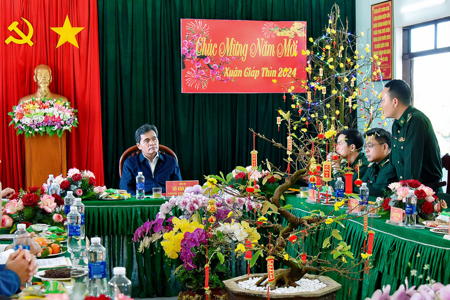 Lãnh đạo Đồn Biên phòng Ia O (huyện Ia Grai) báo cáo tình hình an ninh trật tự, an ninh biên giới với Bí thư Tỉnh ủy Hồ Văn Niên và đoàn công tác. Ảnh: Đức Thụy Lãnh đạo Đồn Biên phòng Ia O (huyện Ia Grai) báo cáo tình hình an ninh trật tự, an ninh biên giới với Bí thư Tỉnh ủy Hồ Văn Niên và đoàn công tác. Ảnh: Đức Thụy