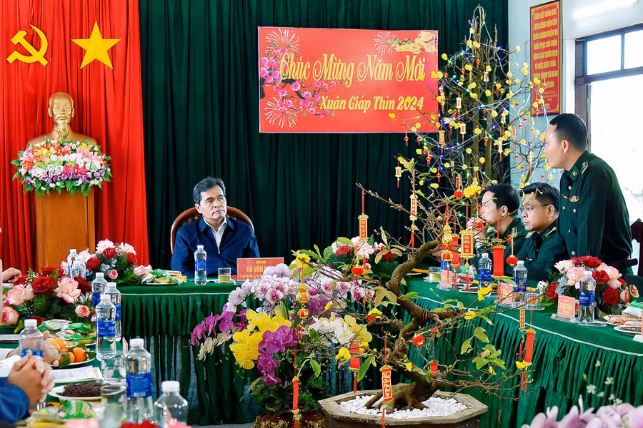 Lãnh đạo Đồn Biên phòng Ia O (huyện Ia Grai) báo cáo tình hình an ninh trật tự, an ninh biên giới với Bí thư Tỉnh ủy Hồ Văn Niên và đoàn công tác. Ảnh: Đức Thụy