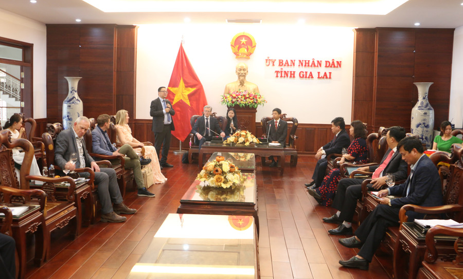 Ông Phạm Văn Hải-Trưởng đoàn công tác giới thiệu đôi nét về các tập đoàn của Hà Lan đến thăm Gia Lai. Ảnh: Quang Tấn Ông Phạm Văn Hải-Trưởng đoàn công tác giới thiệu đôi nét về các tập đoàn của Hà Lan đến thăm Gia Lai. Ảnh: Quang Tấn