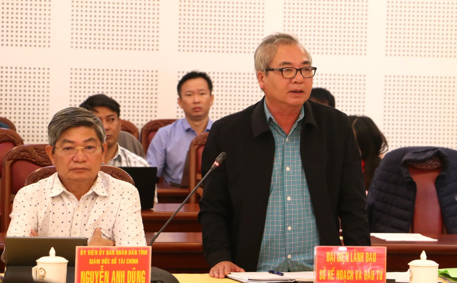 Phó Giám đốc Sở Kế hoạch và Đầu tư Phạm Công Thành báo cáo tiến độ thực hiện, giải ngân vốn đầu tư công. Ảnh: Quang Tấn Phó Giám đốc Sở Kế hoạch và Đầu tư Phạm Công Thành báo cáo tiến độ thực hiện, giải ngân vốn đầu tư công. Ảnh: Quang Tấn