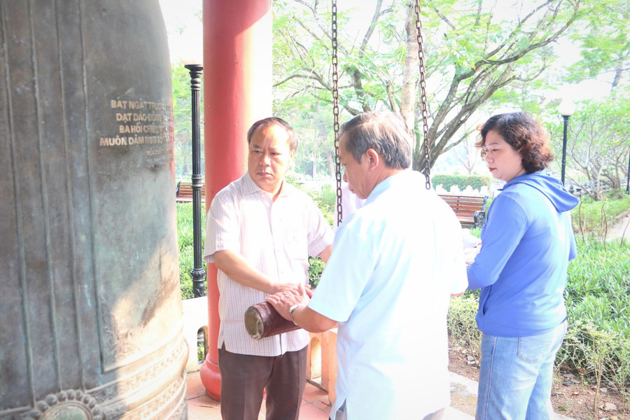 Các đồng chí lãnh đạo tỉnh Gia Lai thỉnh 9 tiếng chuông tưởng nhớ anh hùng liệt sĩ tại nhà chuông Nghĩa trang Liệt sĩ Quốc gia Trường Sơn. Ảnh: Ảnh: Quang Tấn