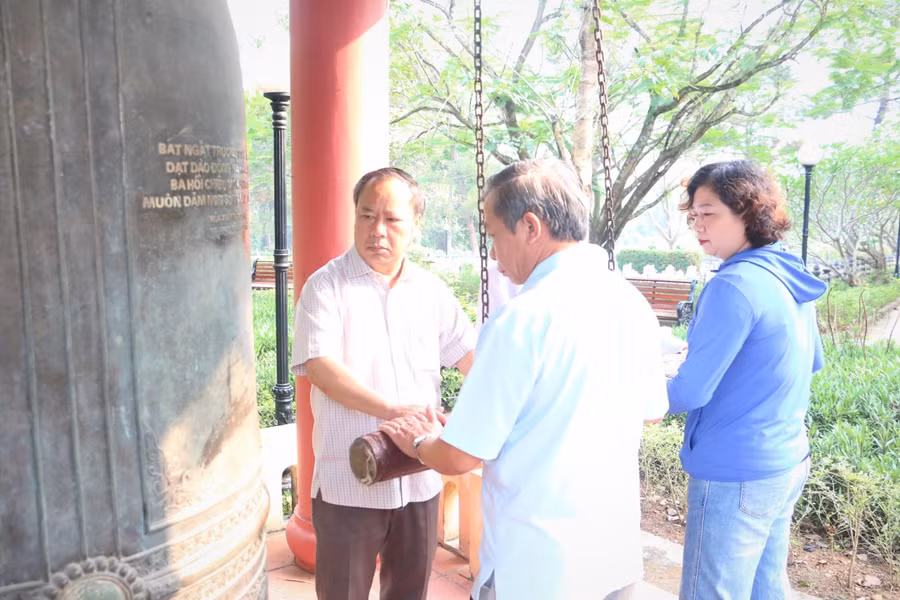 Các đồng chí lãnh đạo tỉnh Gia Lai thỉnh 9 tiếng chuông tưởng nhớ anh hùng liệt sĩ tại nhà chuông Nghĩa trang Liệt sĩ Quốc gia Trường Sơn. Ảnh: Ảnh: Quang Tấn