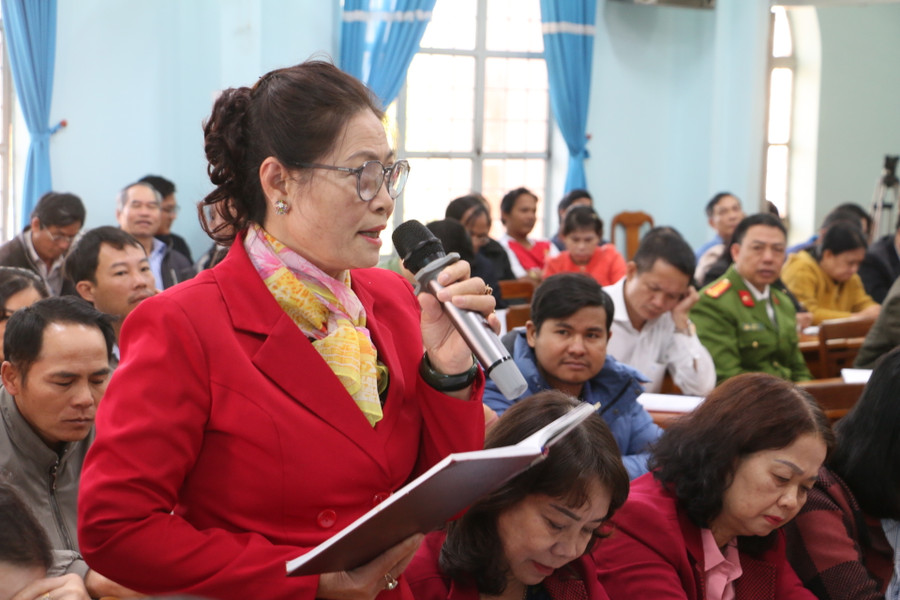 Cử tri Lê Thị Thúy Nga (tổ 5, phường Hoa Lư) nêu ý kiến về những bất cập tại Dự án khu phố mới Hoa Lư-Phù Đổng. Ảnh: Quang Tấn Cử tri Lê Thị Thúy Nga (tổ 5, phường Hoa Lư) nêu ý kiến về những bất cập tại Dự án khu phố mới Hoa Lư-Phù Đổng. Ảnh: Quang Tấn