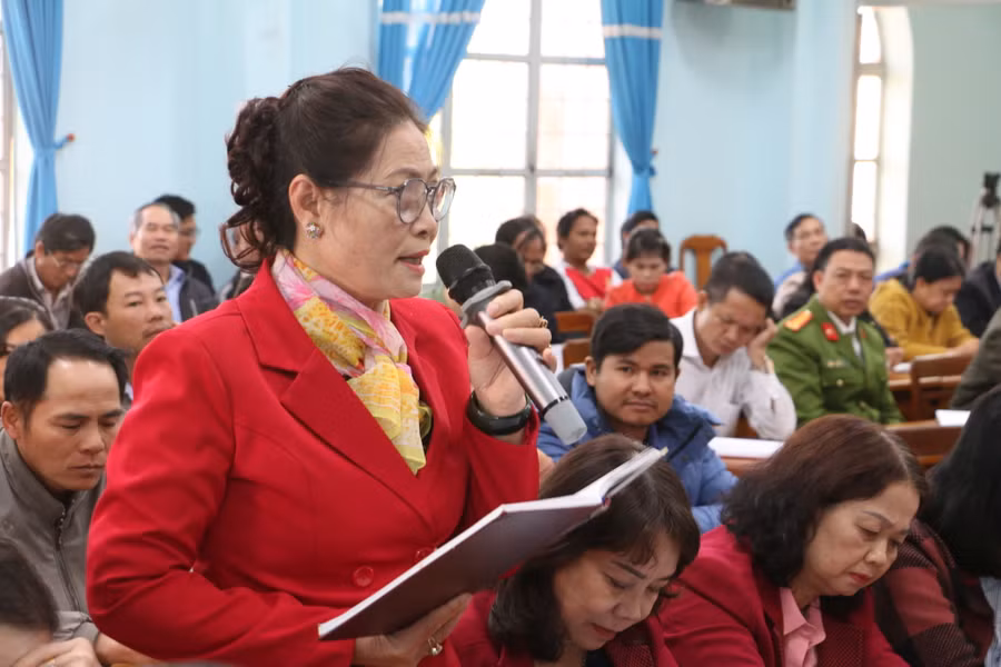 Cử tri Lê Thị Thúy Nga (tổ 5, phường Hoa Lư) nêu ý kiến về những bất cập tại Dự án khu phố mới Hoa Lư-Phù Đổng. Ảnh: Quang Tấn