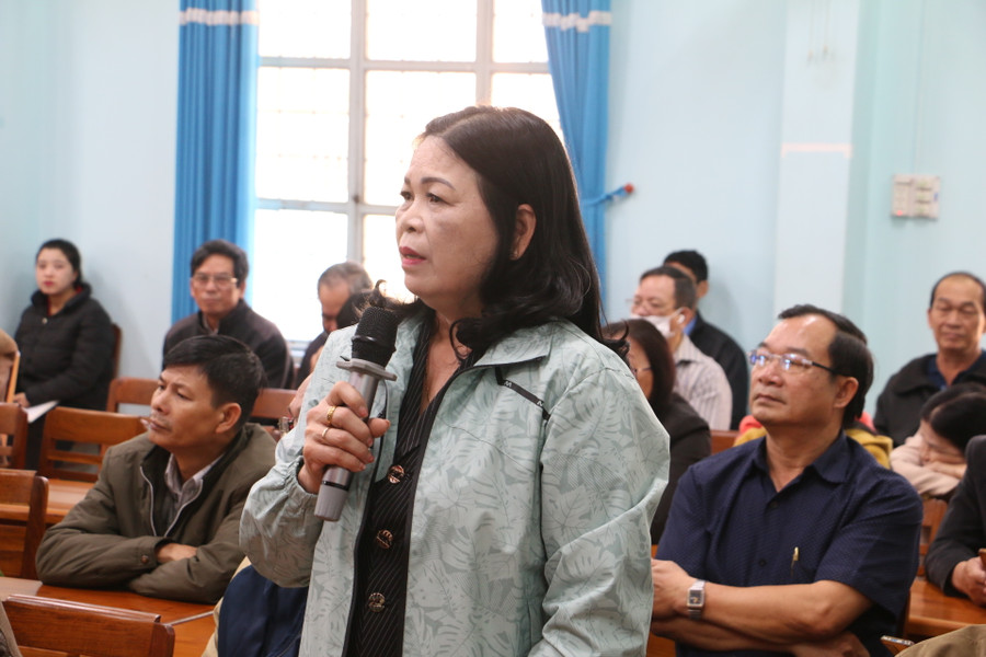 Cử tri Trần Thị Trà (tổ 4, phường Phù Đổng) nêu tình trạng ô nhiễm môi trường tại suối Hội Phú. Ảnh: Quang Tấn Cử tri Trần Thị Trà (tổ 4, phường Phù Đổng) nêu tình trạng ô nhiễm môi trường tại suối Hội Phú. Ảnh: Quang Tấn