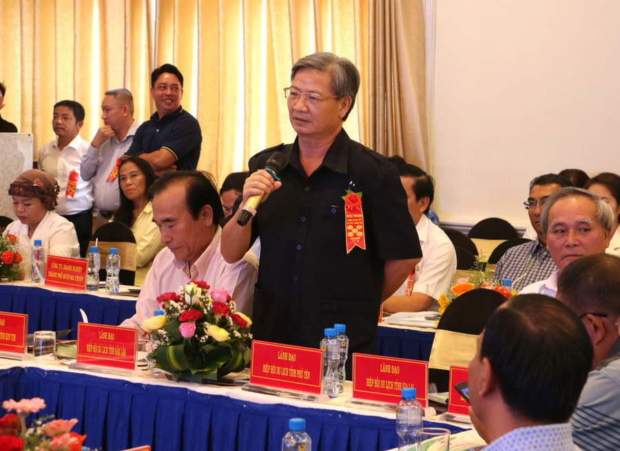 Ông Hồ Sỹ Tiến-Chủ tịch Hiệp hội Du lịch tỉnh Phú Yên tham gia ý kiến tại hội nghị xúc tiến du lịch. Ảnh: Quang Tấn Ông Hồ Sỹ Tiến-Chủ tịch Hiệp hội Du lịch tỉnh Phú Yên tham gia ý kiến tại hội nghị xúc tiến du lịch. Ảnh: Quang Tấn