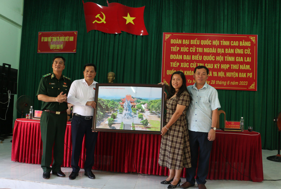 Huyện Đak Pơ tặng quà lưu niệm cho Đoàn đại biểu Quốc hội tỉnh Cao Bằng. Ảnh: Quang Tấn Huyện Đak Pơ tặng quà lưu niệm cho Đoàn đại biểu Quốc hội tỉnh Cao Bằng. Ảnh: Quang Tấn