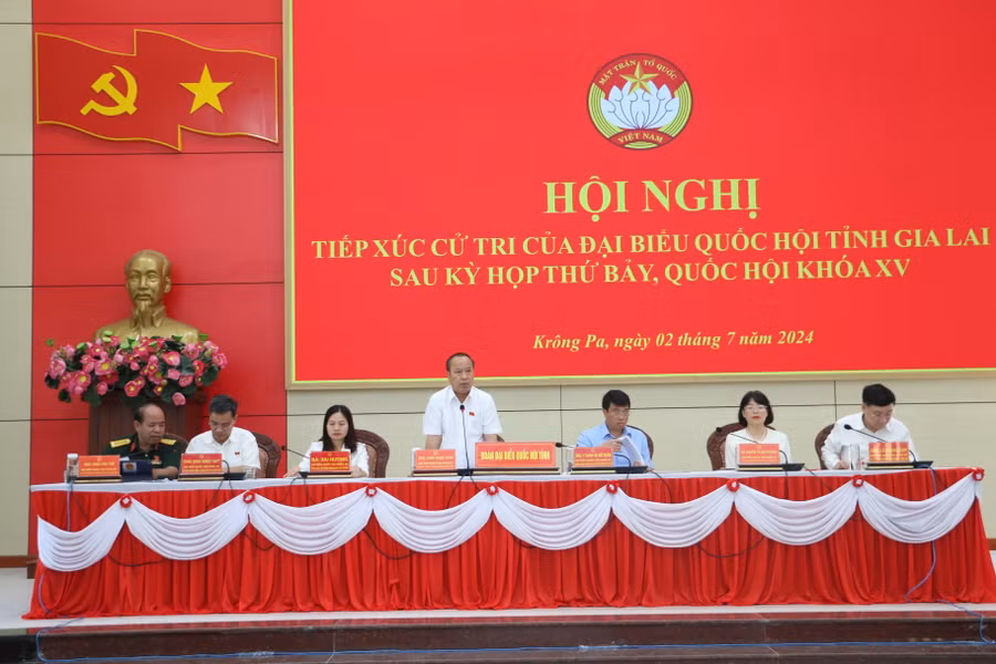 Phó Bí thư Thường trực Tỉnh ủy, Trưởng đoàn đại biểu Quốc hội tỉnh Châu Ngọc Tuấn điều hành phần trả lời các ý kiến, kiến nghị của cử tri huyện Krông Pa. Ảnh: Quang Tấn