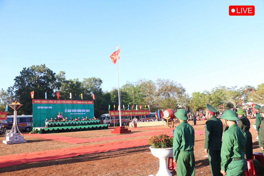 Quang cảnh buổi giao nhận quân tại huyện Đak Đoa. Ảnh: Quang Tấn