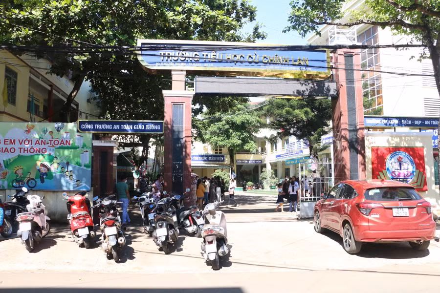 Rất đông phụ huynh học sinh bức xúc đối với cách giảng dạy, đánh giá xếp loại của cô giáo dạy môn Âm nhạc Nguyễn Đỗ Thị Bảo Trân. Ảnh: Quang Tấn