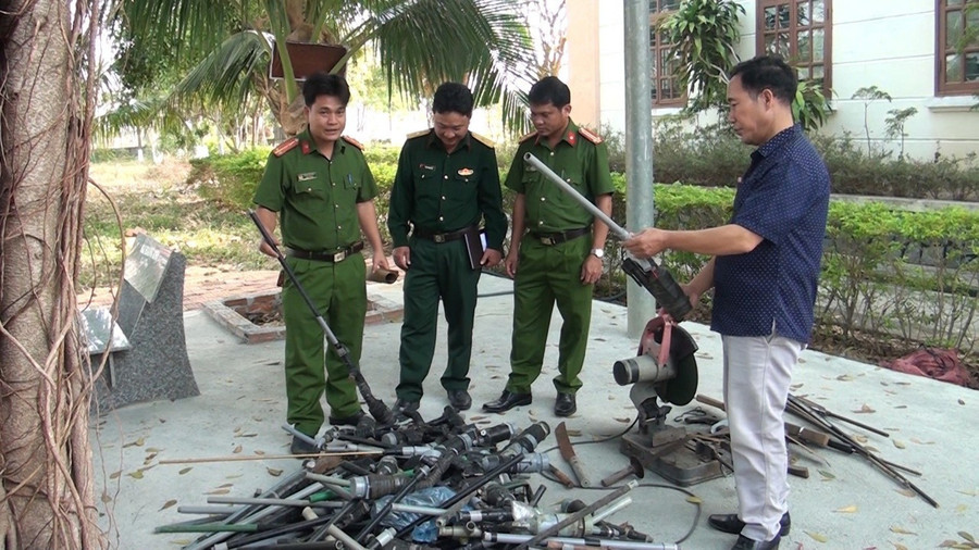Qua tuyên truyền, vận động, nhiều người dân ở huyện Phú Thiện đã tự nguyện giao nộp súng, vật liệu nổ tự chế. Ảnh: Hoa Mai