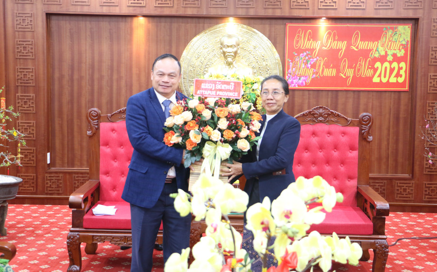Bà Minaphôn-Xay Sổm Phu-Phó Bí thư Tỉnh ủy, Chủ tịch HĐND tỉnh Attapeu (bìa phải) tặng hoa và chúc mừng năm mới lãnh đạo UBND tỉnh Gia Lai. Ảnh: Quang Tấn Bà Minaphôn-Xay Sổm Phu-Phó Bí thư Tỉnh ủy, Chủ tịch HĐND tỉnh Attapeu (bìa phải) tặng hoa và chúc mừng năm mới lãnh đạo UBND tỉnh Gia Lai. Ảnh: Quang Tấn