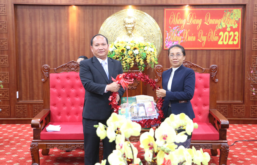 Bà Minaphôn-Xay Sổm Phu-Phó Bí thư Tỉnh ủy, Chủ tịch HĐND tỉnh Attapeu (bìa phải) tặng quà và chúc mừng năm mới lãnh đạo Tỉnh ủy Gia Lai. Ảnh: Quang Tấn Bà Minaphôn-Xay Sổm Phu-Phó Bí thư Tỉnh ủy, Chủ tịch HĐND tỉnh Attapeu (bìa phải) tặng quà và chúc mừng năm mới lãnh đạo Tỉnh ủy Gia Lai. Ảnh: Quang Tấn