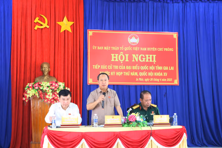 Trưởng đoàn đại biểu Quốc hội tỉnh Châu Ngọc Tuấn phát biểu tại hội nghị tiếp xúc cử tri huyện Chư Prông. Ảnh: Quang Tấn