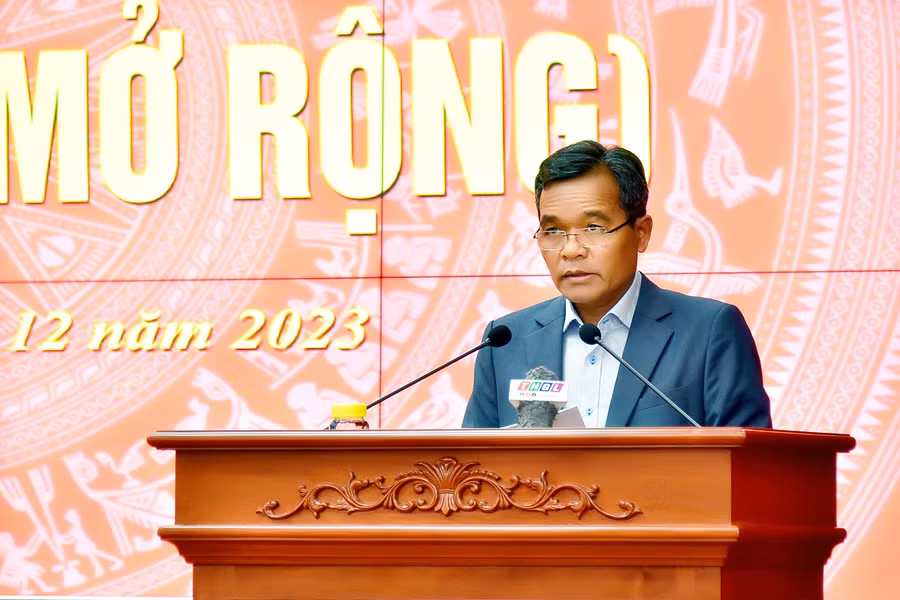 Ủy viên Ban Chấp hành Trung ương Đảng, Bí thư Tỉnh ủy, Chủ tịch HĐND tỉnh Hồ Văn Niên phát biểu khai mạc hội nghị. Ảnh: Đức Thụy