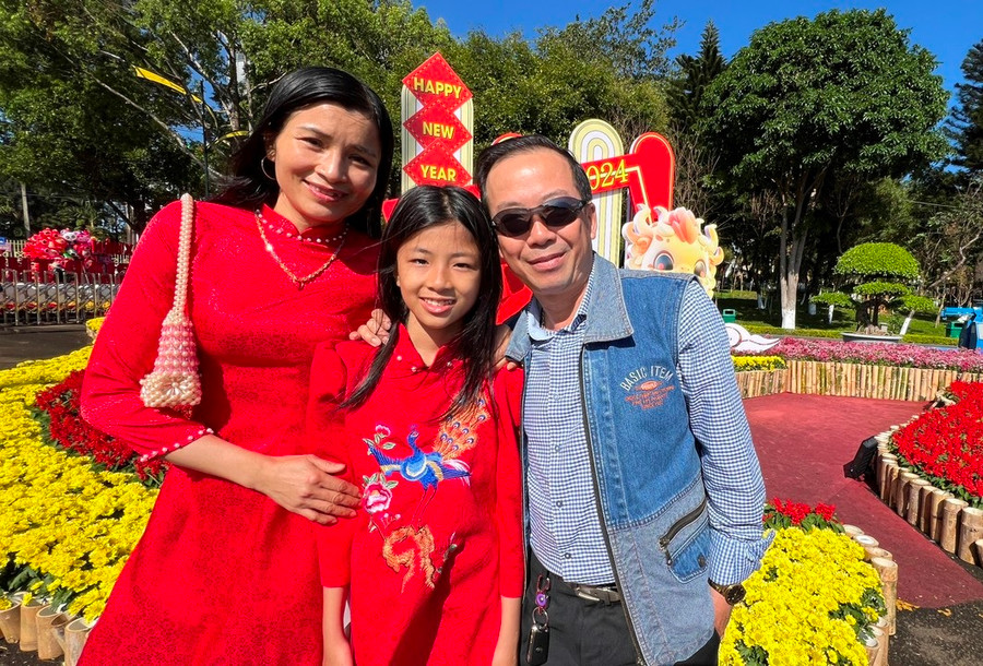 Gia đình chị Trần Thái (thôn 1, xã Ia Nhin, huyện Chư Păh) có mặt ở Quảng trường Đại Đoàn Kết, TP. Pleiku từ rất sớm để chụp được những bức ảnh đẹp nhất. Ảnh: Đinh Yến