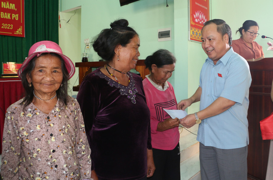 Phó Bí thư Thường trực Tỉnh ủy, Trưởng đoàn đại biểu Quốc hội tỉnh Gia Lai Châu Ngọc Tuấn tặng quà cho các gia đình chính sách, người có công trên địa bàn xã Ya Hội. Ảnh: Quang Tấn Phó Bí thư Thường trực Tỉnh ủy, Trưởng đoàn đại biểu Quốc hội tỉnh Gia Lai Châu Ngọc Tuấn tặng quà cho các gia đình chính sách, người có công trên địa bàn xã Ya Hội. Ảnh: Quang Tấn