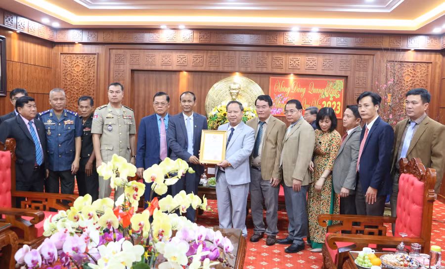 Bí thư Tỉnh ủy, Tỉnh trưởng tỉnh Stung Treng Svai Sòm Iêng (thứ 7 từ trái sang) trao Thư chúc Tết đến lãnh đạo và Nhân dân tỉnh Gia Lai. Ảnh: Quang Tấn